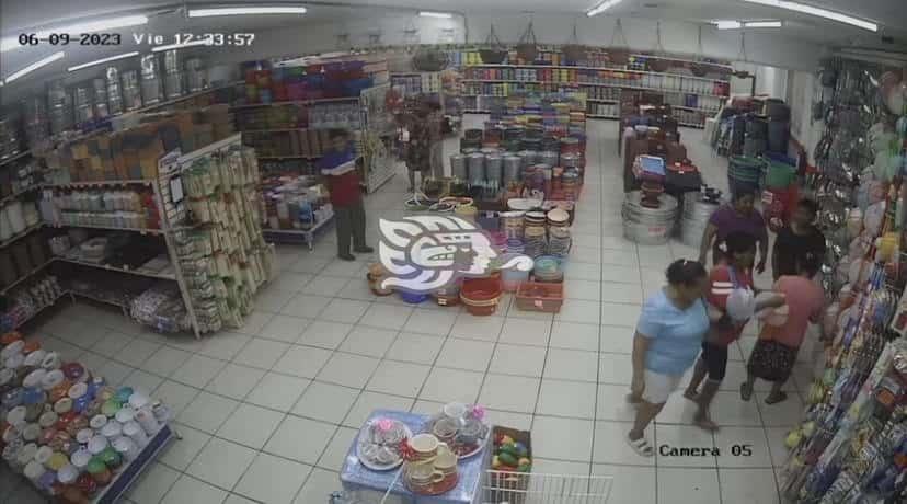 ¡Qué poca! Par de mujeres bolsean a abuelita en Minatitlán (+Video)