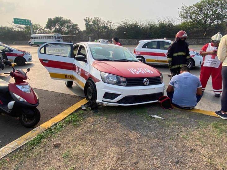 Taxista choca contra auto y termina sobre la banqueta en bulevar de Veracruz