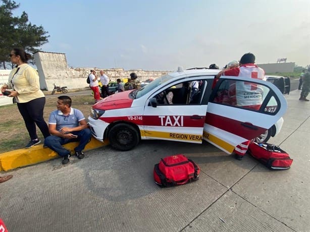 Taxista choca contra auto y termina sobre la banqueta en bulevar de Veracruz