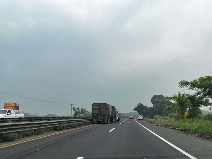 Tráiler choca contra muro de contención en carretera Cardel-Nautla