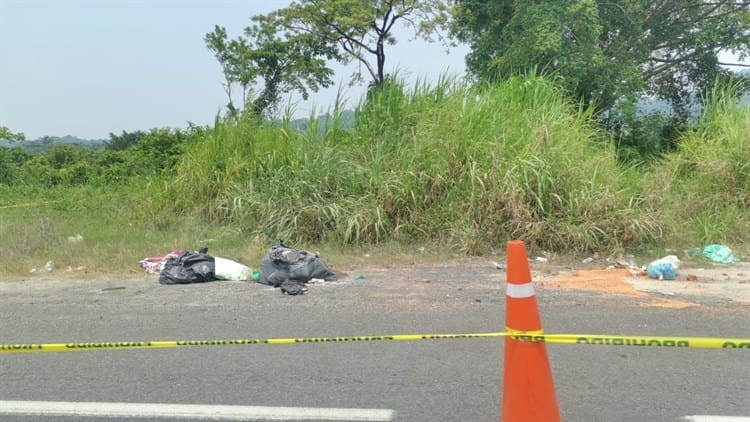 Abandonan cuerpos y posible narcomensaje en la Nuevo Teapa-Cosoleacaque