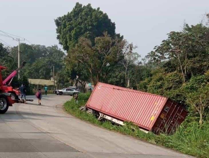 Se desprende remolque en carretera Las Trancas-Coatepec