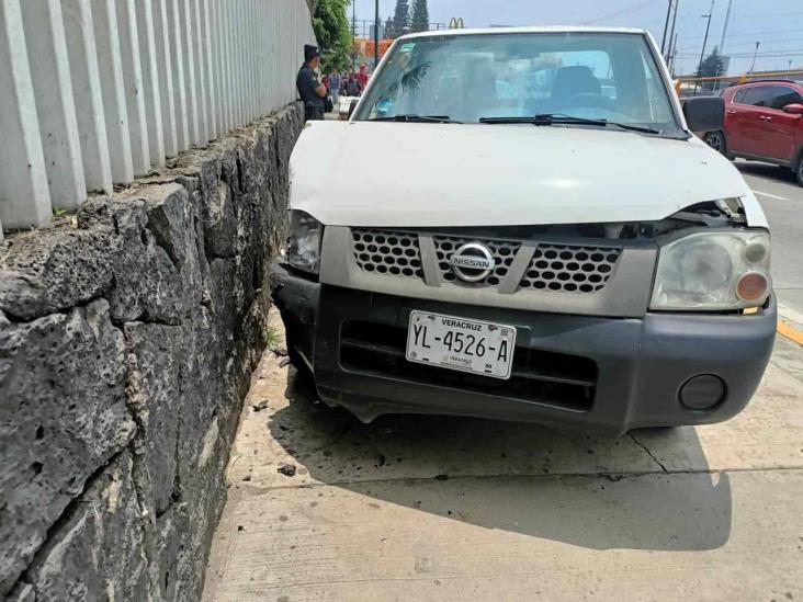 Camioneta se impacta contra muro del Tribunal Superior de Justicia, en Xalapa