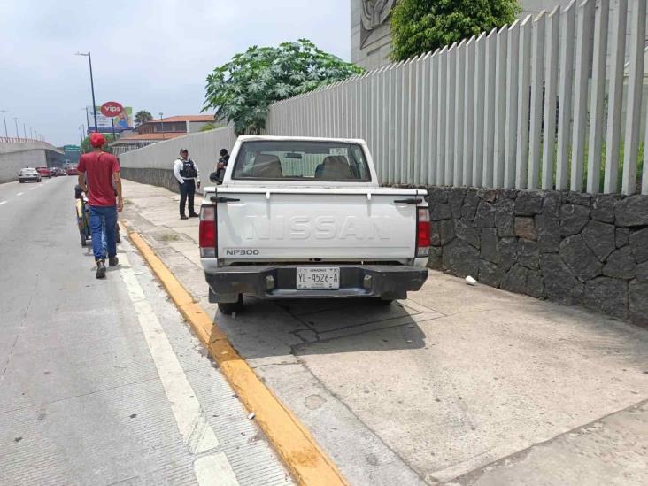 Camioneta se impacta contra muro del Tribunal Superior de Justicia, en Xalapa