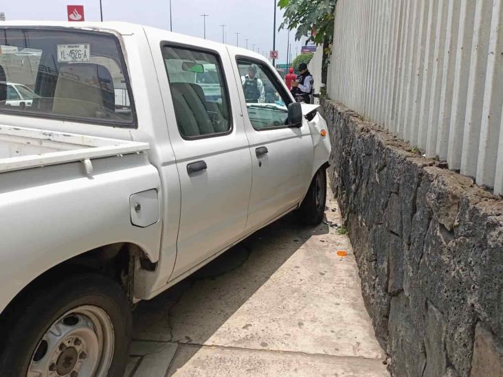 Camioneta se impacta contra muro del Tribunal Superior de Justicia, en Xalapa