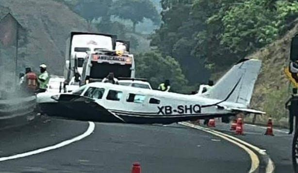 Avioneta aterriza de emergencia en autopista Tihuatlán-Totomoxtle