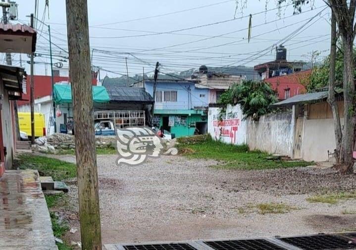 Denuncian obstrucción con costales en calle de Xalapa