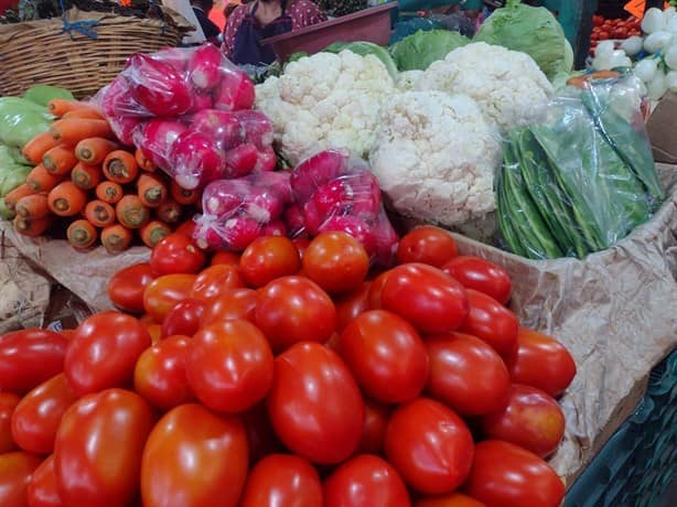 Granizadas y actividad del Popocatépetl elevan precios de verduras en Veracruz