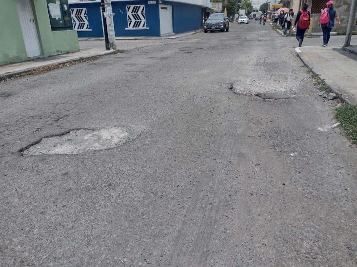 Calle destrozada por baches reportan en el Hípico de Boca del Río