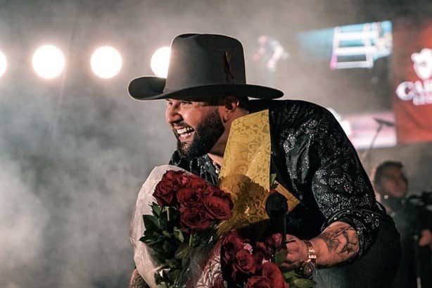 El cantante Carín León negó haber aterrizó de emergencia en Veracruz