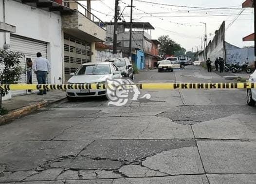 Sicarios en moto acribillan a pasajero de taxi y hieren a conductor en Córdoba