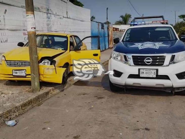 Dejan abandonado el coche tras impactarse contra un poste