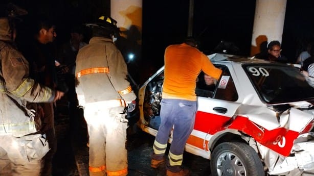 Tras choque, taxista muere prensado en Úrsulo Galván