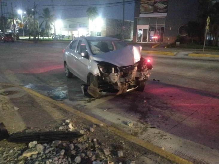 Vehículo chocó con poste y derribó semáforo en avenida Las Palmas