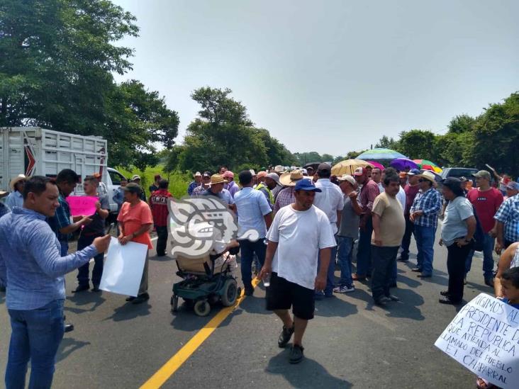 Pobladores de El Chaparral bloquean la carretera federal 180; urgen pavimentación