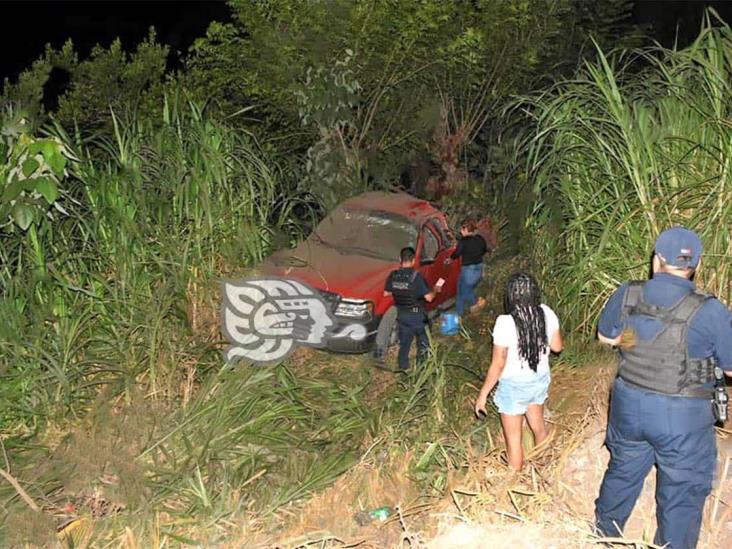 Encuentran camioneta abandonada en carretera de Tlapacoyan