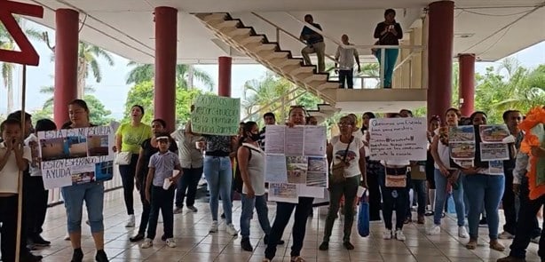 Con bloqueo exigen reconstrucción de escuela en Poza Rica