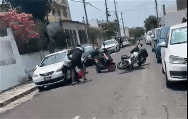 ¡Quedó en video! Motociclista golpea a Tránsito de Boca del Río