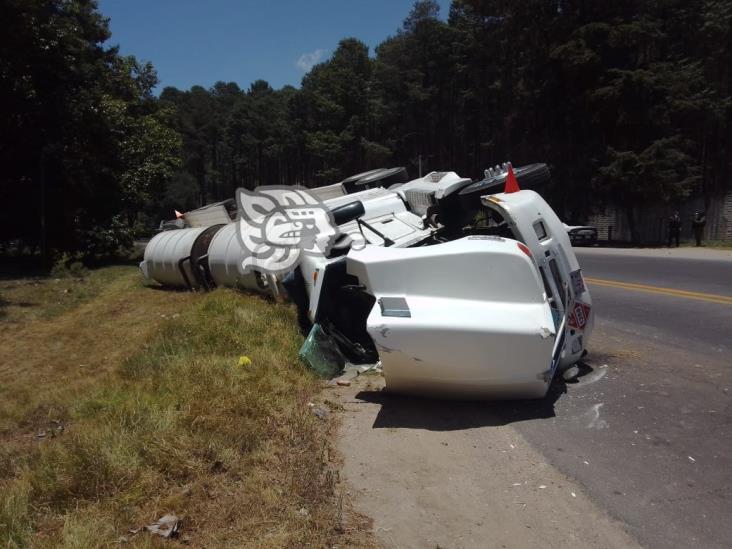 Vuelca tractocamión cisterna en la Xalapa-Perote