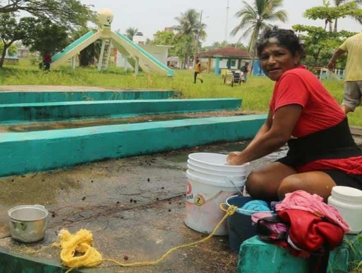 Haya o no agua , Claribel debe lavar para ganarse la vida en Coatzacoalcos (+Video)