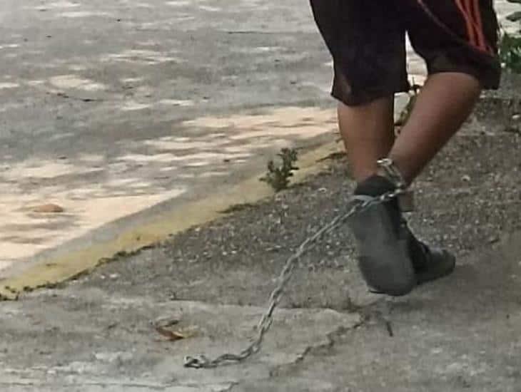 Sorprende a vecinos de Cosoleacaque sujeto que caminaba encadenado por las calles