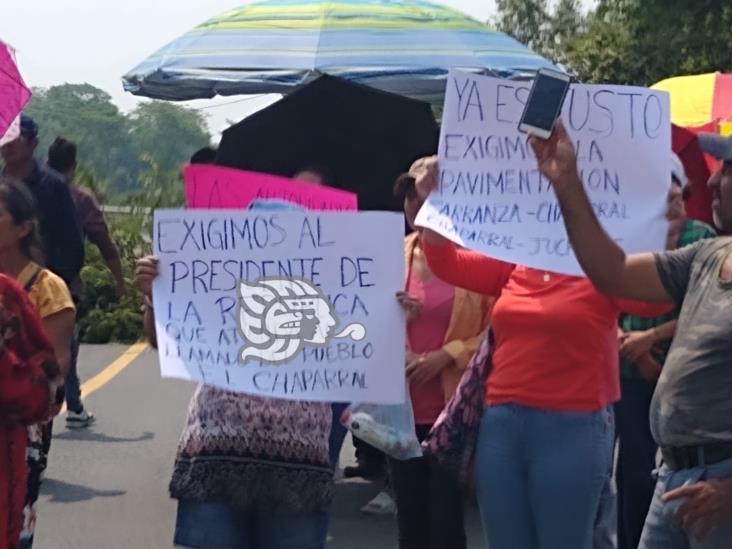 Bloquean carretera para exigir pavimentación en El Chaparral