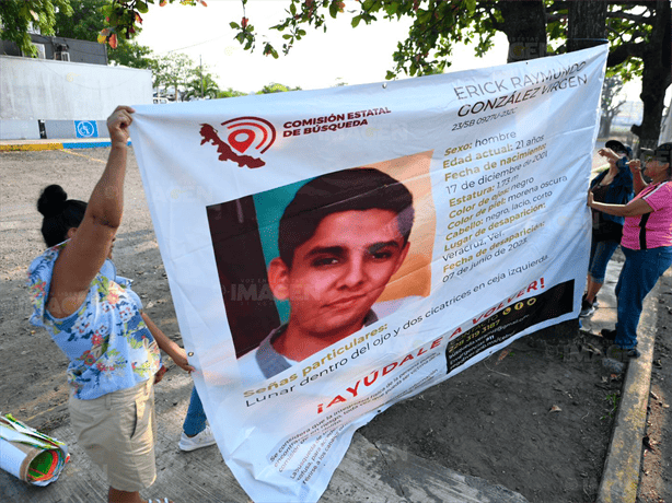 Colocan lonas de búsqueda de Erick Raymundo en Fiscalía de Veracruz; piden revisar cámaras
