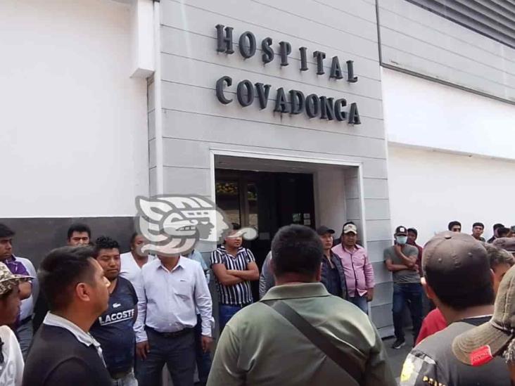 Denuncian presunta negligencia en hospital de Orizaba; cierran calles (+Video)