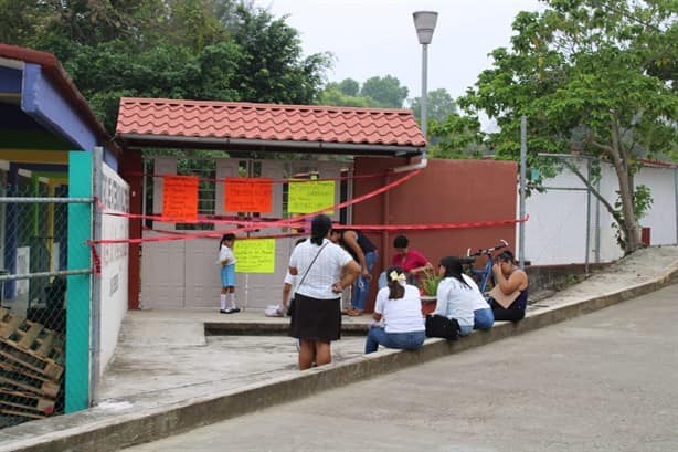 CAM de Misantla al rojo vivo; padres toman instalaciones por falta de maestro