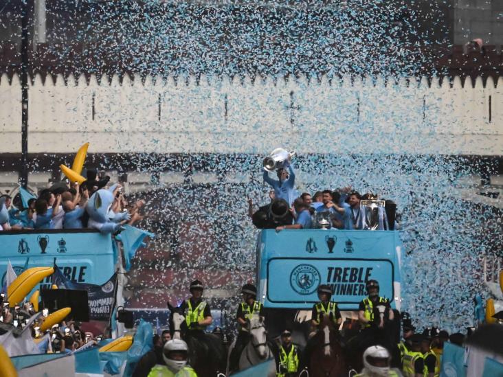 Realiza Manchester City desfile ante los ingleses