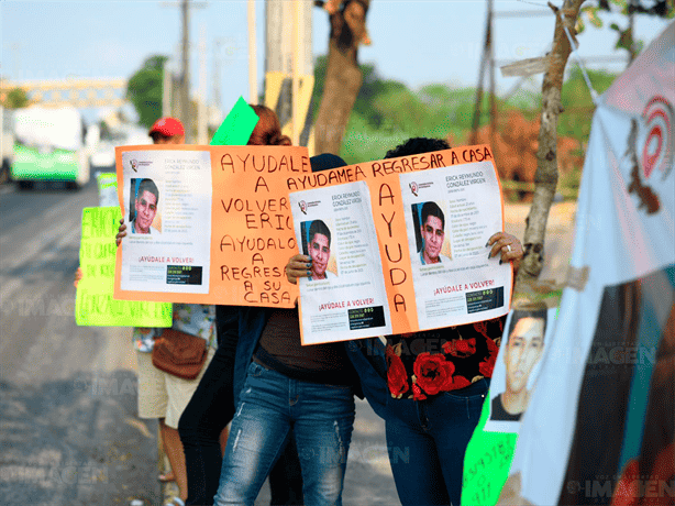Colocan lonas de búsqueda de Erick Raymundo en Fiscalía de Veracruz; piden revisar cámaras