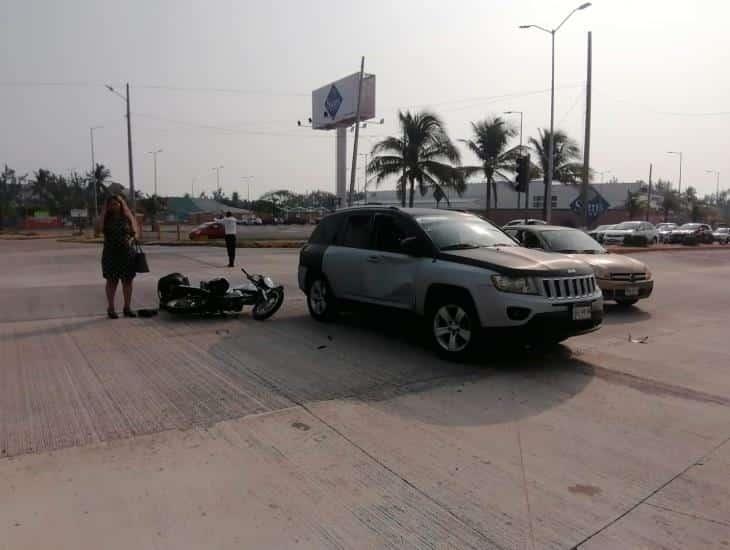 Motociclista resulta lesionado tras chocar contra camioneta en Coatzacoalcos