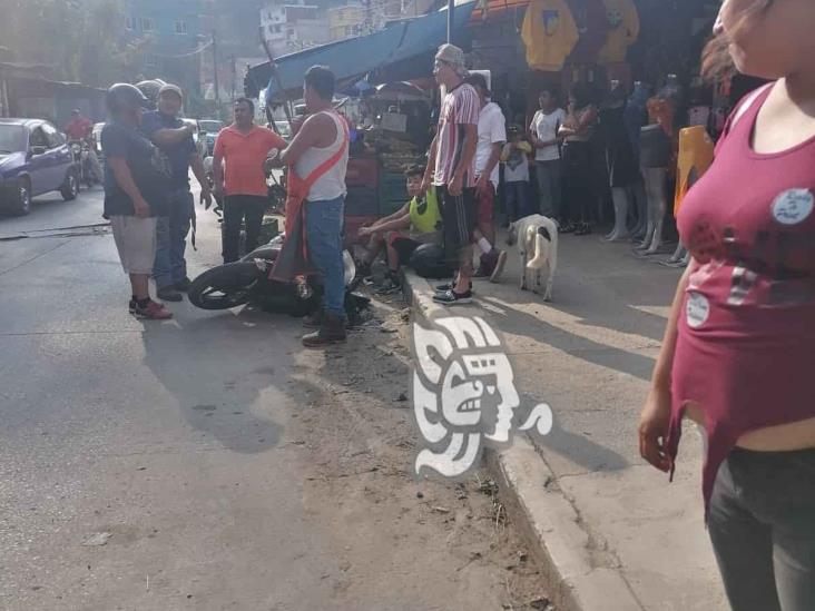 Derrapa motociclista y embiste a mujer en colonia Veracruz, de Xalapa