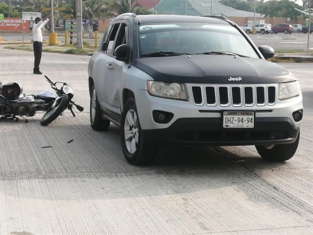 Motociclista resulta lesionado tras chocar contra camioneta en Coatzacoalcos