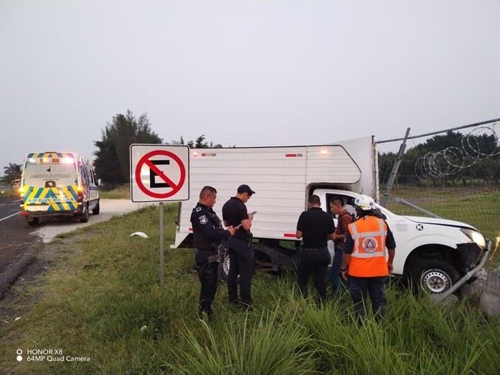 Camioneta choca contra la malla ciclónica del aeropuerto El Lencero