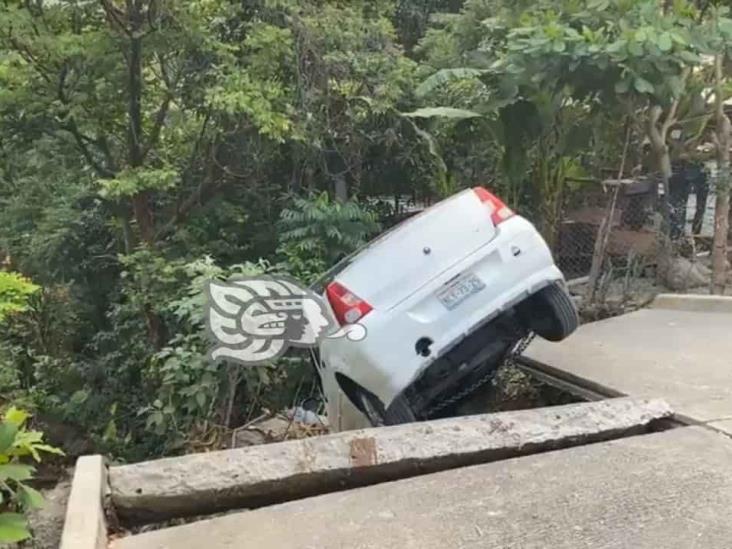 Tras accidente, abandonan automóvil en colonia de Misantla