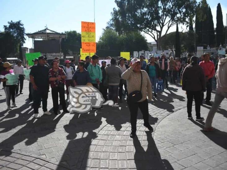 Pobladores se manifiestan en Perote; reciben agua con sedimentos y color café (+Video)