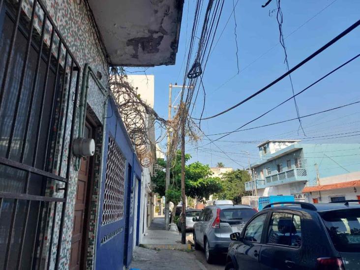 ¡Parecen telarañas! Cables enredados embellecen las calles de Veracruz