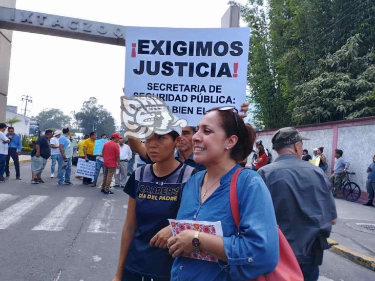 Bloquean entrada a Ixtaczoquitlán; exigen liberar a obrero detenido (+Video)