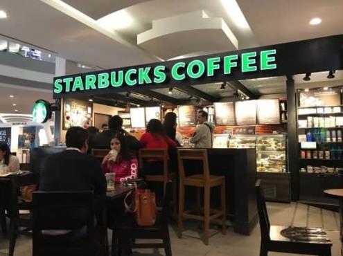 Trabajadores acusan a Starbucks de no permitir adornos LGBT+