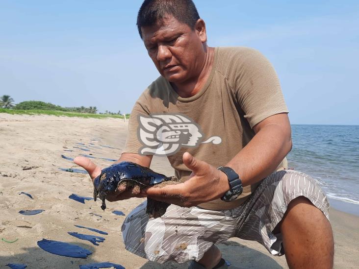 Aparece hidrocarburo ‘cristalizado’ en playa de la congregación de Tonalá