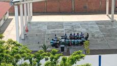 Escuela sin luz en plena ola de calor en Veracruz; toman clases en el patio