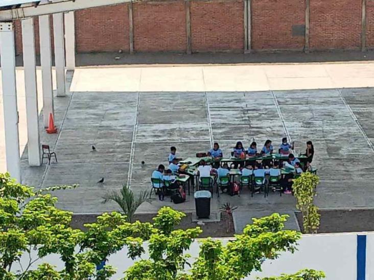 Escuela sin luz en plena ola de calor en Veracruz; toman clases en el patio