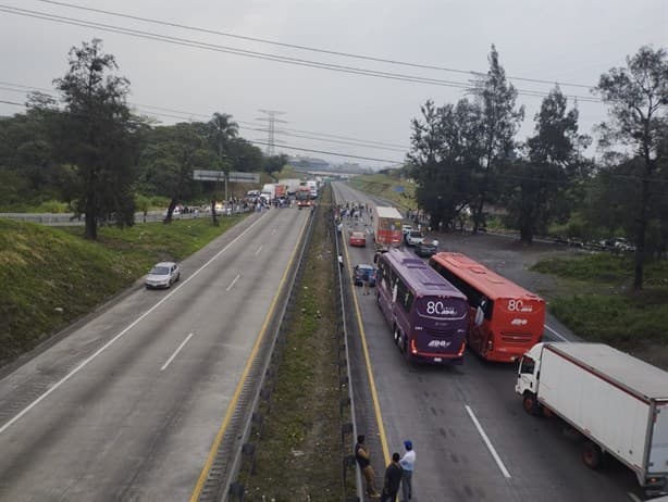 Bloquean entrada a Ixtaczoquitlán; exigen liberar a obrero detenido (+Video)