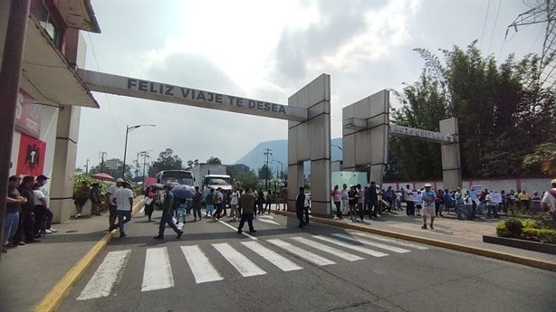 Bloquean entrada a Ixtaczoquitlán; exigen liberar a obrero detenido (+Video)