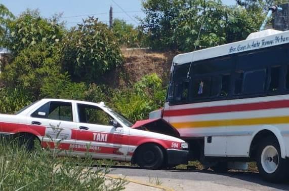 Taxi choca contra autobus escolar en Cosoleacaque