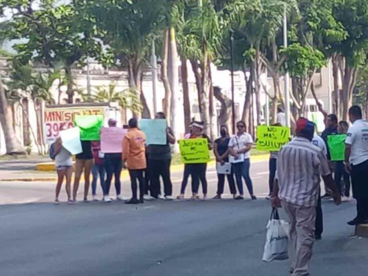 Padres se manifiestan en apoyo a maestra acusada de presunto maltrato en Veracruz