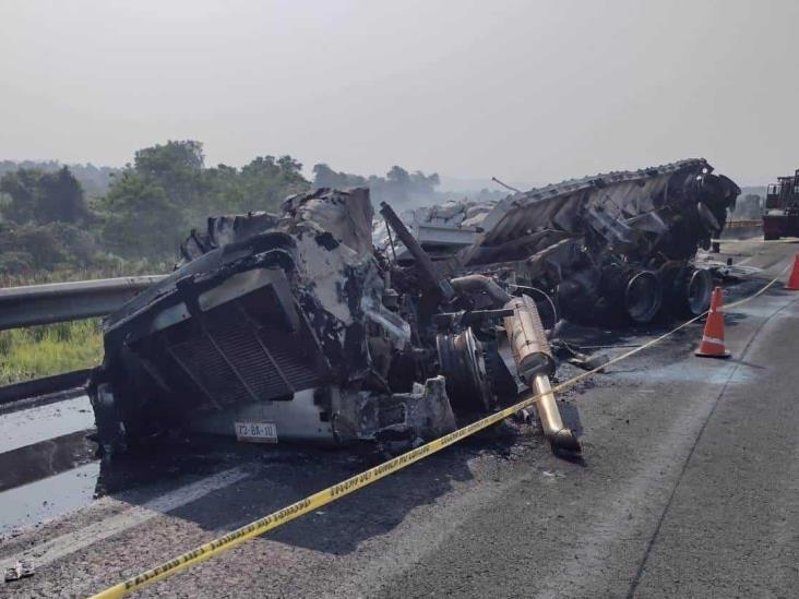 Calcinado, pierde la vida trailero en la Cardel-Poza Rica