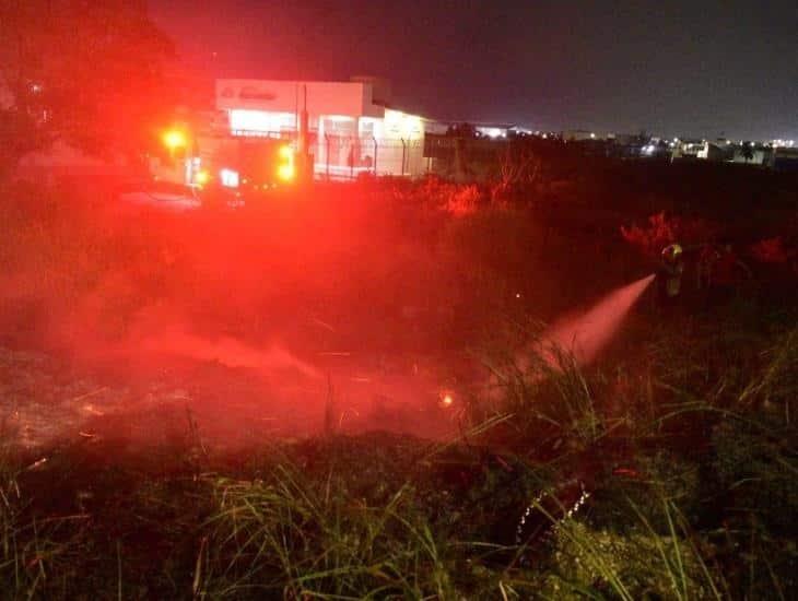 Altas temperaturas ocasionan incendio de pastizal en Coatzacoalcos