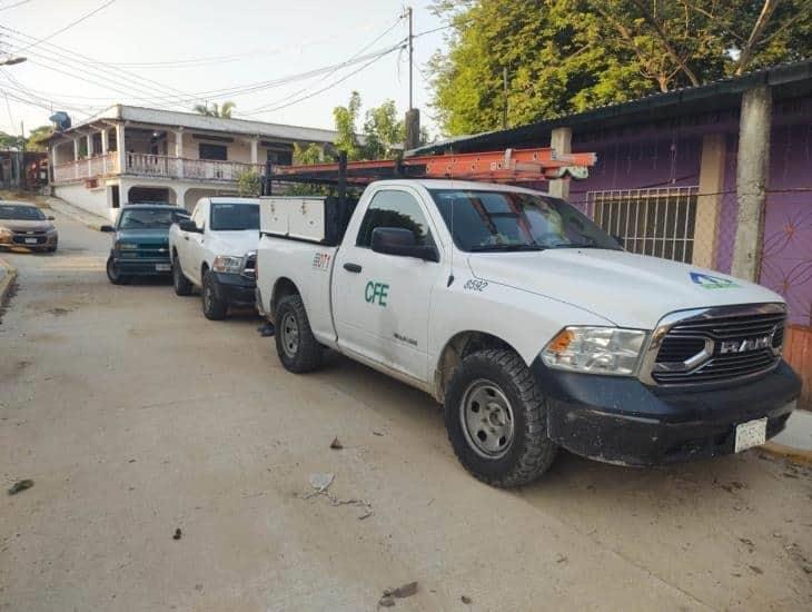 Hartos de apagones, habitantes retienen unidades de la CFE en Moloacán (+Video)